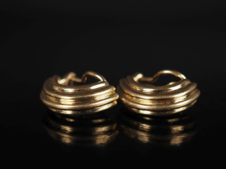 Vente aux enchères Paire de clips d'oreilles en or jaune 750 en forme de demi créoles, à 