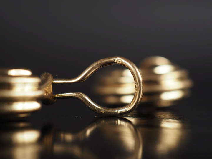 Paire de clips d'oreilles en or jaune 750 en forme de demi créoles, à 