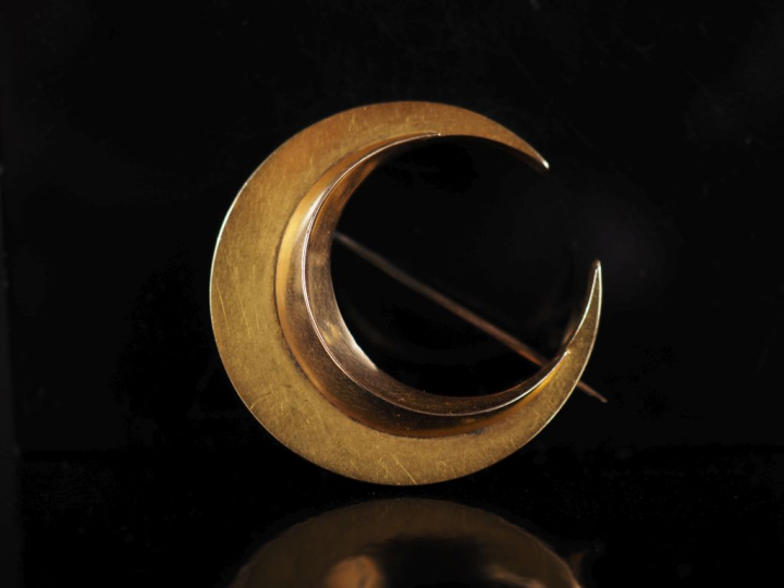 Broche en or forme de croissant de lune en or jaune 750.  3 x 3 cm Poi