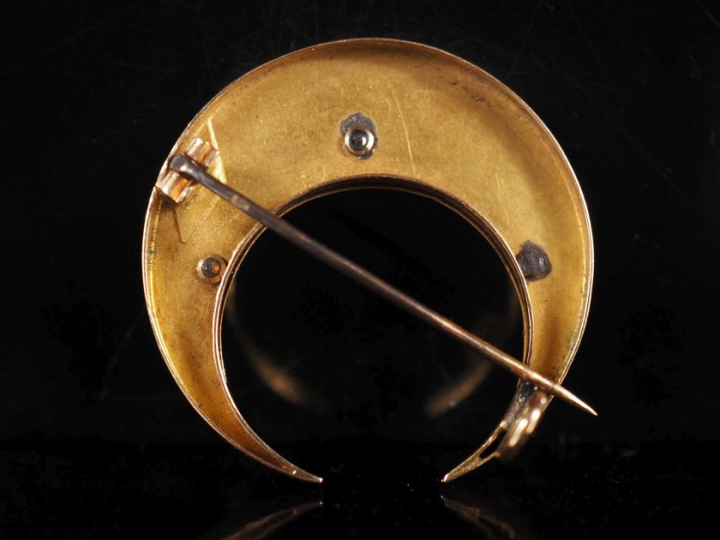 Broche en or forme de croissant de lune en or jaune 750.  3 x 3 cm Poi