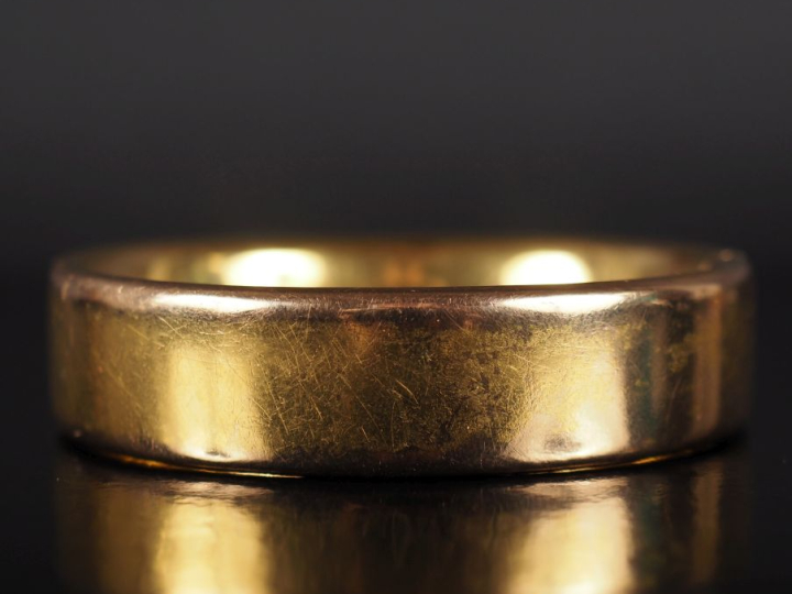 Bracelet jonc en or jaune 750.  Larg. 1,5 cm Dim. internes : 5 x 5,7 c