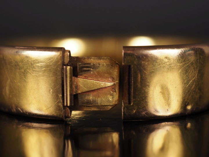 Bracelet jonc en or jaune 750.  Larg. 1,5 cm Dim. internes : 5 x 5,7 c