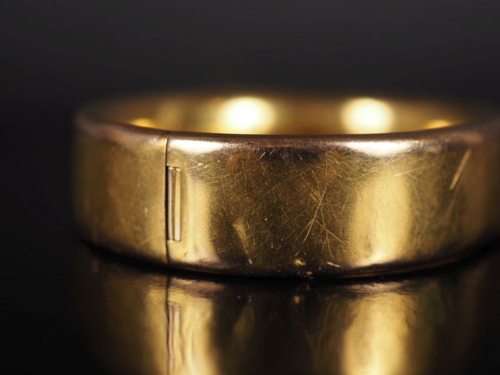 Bracelet jonc en or jaune 750.  Larg. 1,5 cm Dim. internes : 5 x 5,7 c