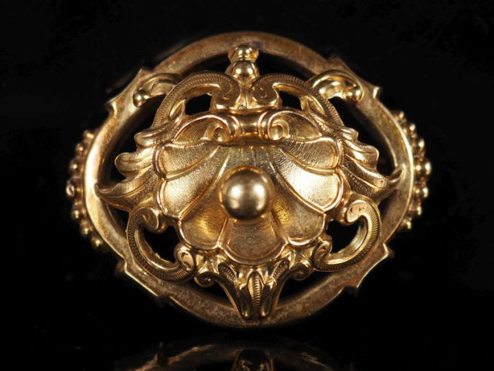 Ravissante broche ovale en or jaune 750, à décor ajouré de coquille, r