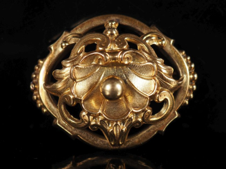 Vente aux enchères Ravissante broche ovale en or jaune 750, à décor ajouré de coquille, r