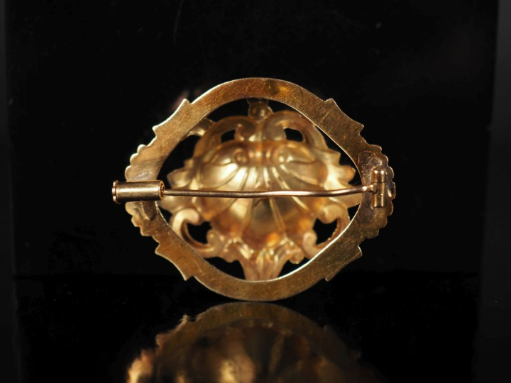 Ravissante broche ovale en or jaune 750, à décor ajouré de coquille, r