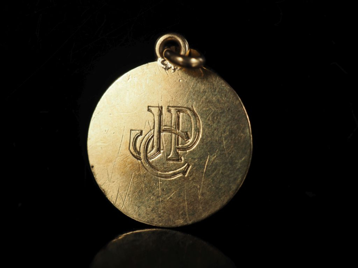 Médaille en or jaune 750, figurant un angelot.  Diam. 1,8 cm Poids. 3,