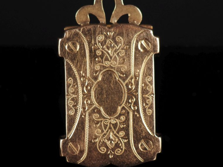 Ravissant pendentif rectangulaire en or jaune 750, à décor gravé.  Jol