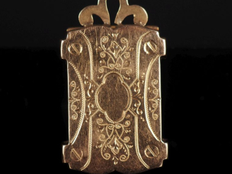 Vente aux enchères Ravissant pendentif rectangulaire en or jaune 750, à décor gravé.  Jol