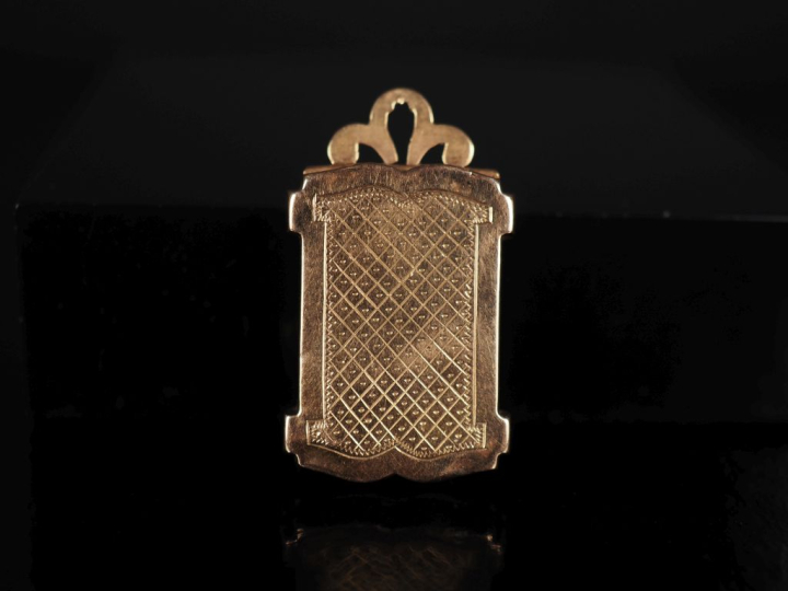 Ravissant pendentif rectangulaire en or jaune 750, à décor gravé.  Jol