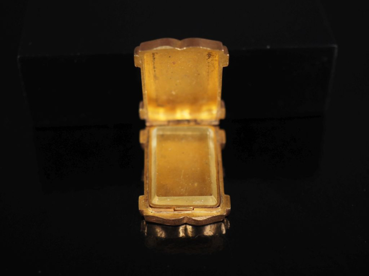 Ravissant pendentif rectangulaire en or jaune 750, à décor gravé.  Jol
