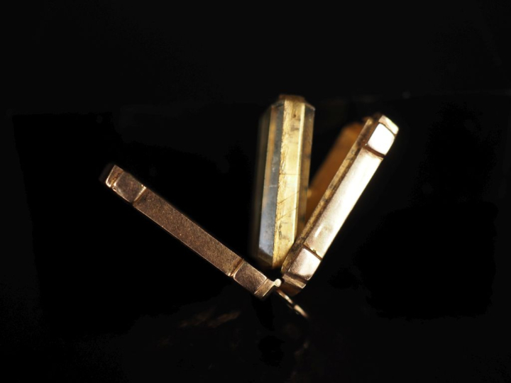 Ravissant pendentif rectangulaire en or jaune 750, à décor gravé.  Jol