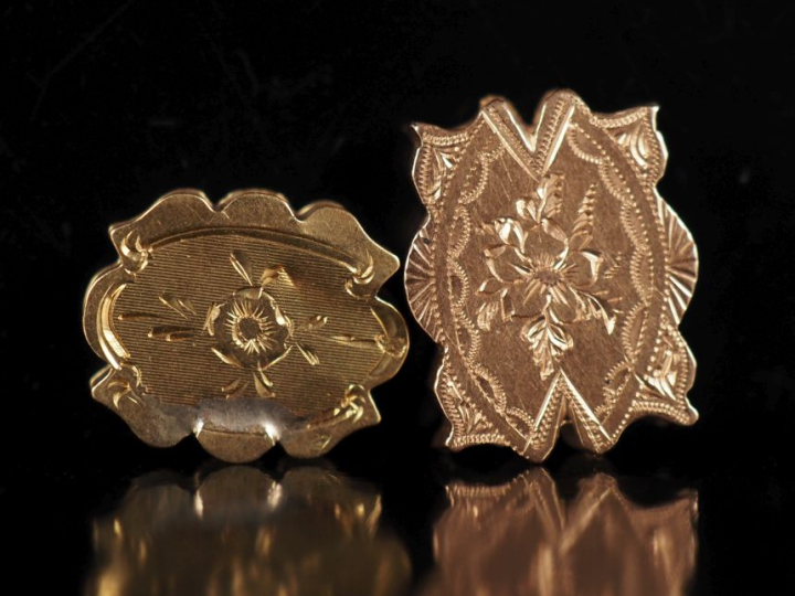 Deux coulants dont un Napoléon III en or jaune 750.  H. 1,2 cm et 1,4 