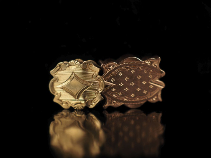 Deux coulants dont un Napoléon III en or jaune 750.  H. 1,2 cm et 1,4 