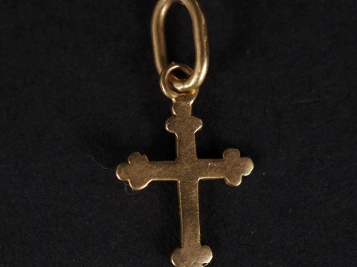 Petit pendentif en forme de croix en or jaune 750.  1,5 x 1 cm Poids. 