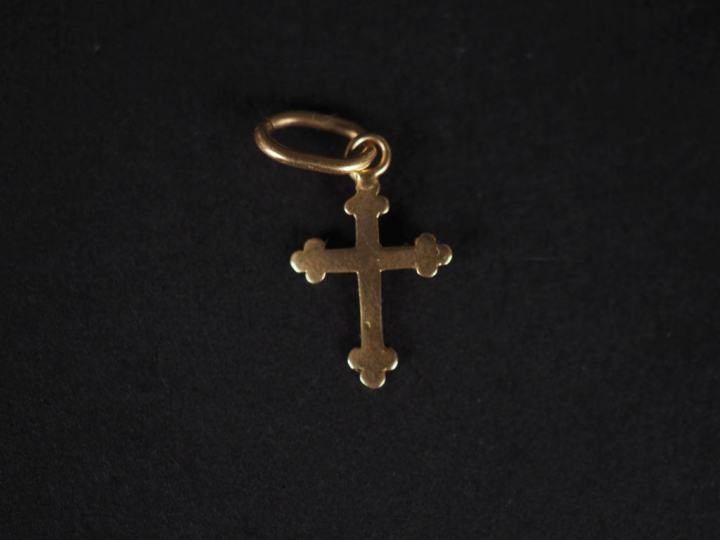 Petit pendentif en forme de croix en or jaune 750.  1,5 x 1 cm Poids. 