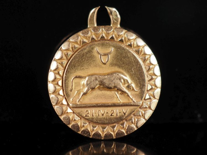 Petite médaille en or jaune 750, figurant le signe astrologique du tau