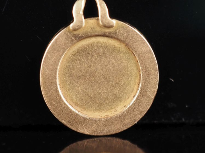 Petite médaille en or jaune 750, figurant le signe astrologique du tau