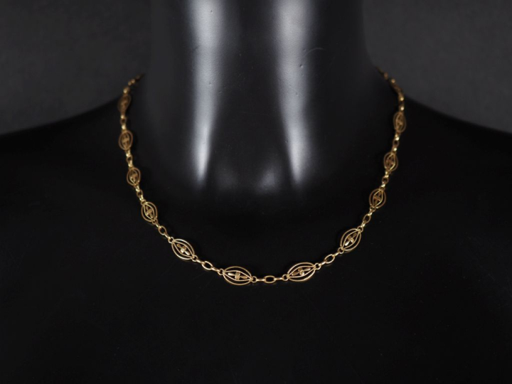 Collier souple en or jaune 750, composé de maillons ovales ajourés.  L