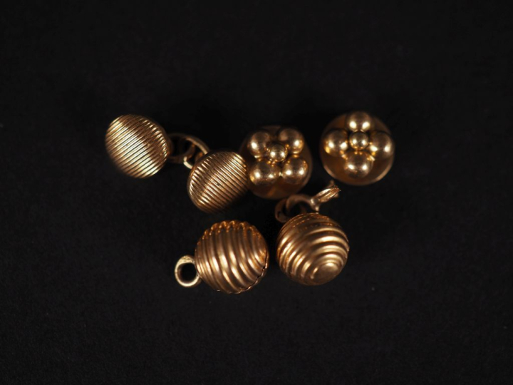Ensemble comprenant :  - une paire de petits boutons de col en or jaun