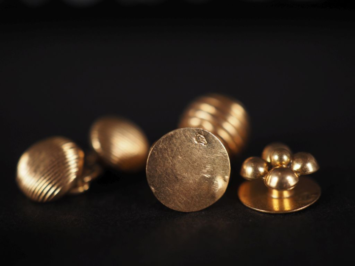 Ensemble comprenant :  - une paire de petits boutons de col en or jaun