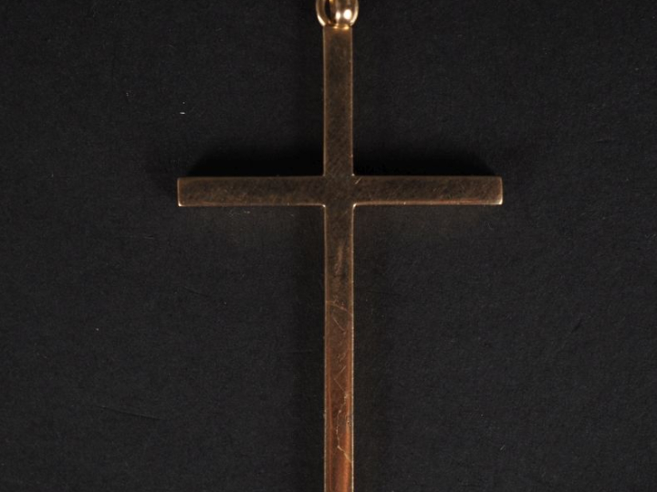 Pendentif en or jaune 750, en forme de croix. 4,5 x 2,9 cm Poids.  2.7