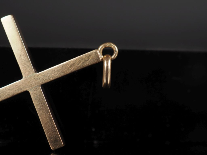 Pendentif en or jaune 750, en forme de croix. 4,5 x 2,9 cm Poids.  2.7
