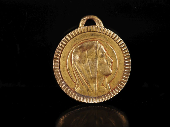 Petite médaille religieuse en or jaune 750, figurant la Sainte Vierge 