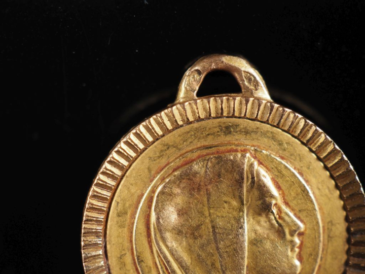 Petite médaille religieuse en or jaune 750, figurant la Sainte Vierge 