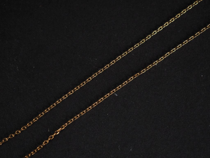 Chainette en or jaune 750, maille forçat. Poids. 1.62 g (cassée)