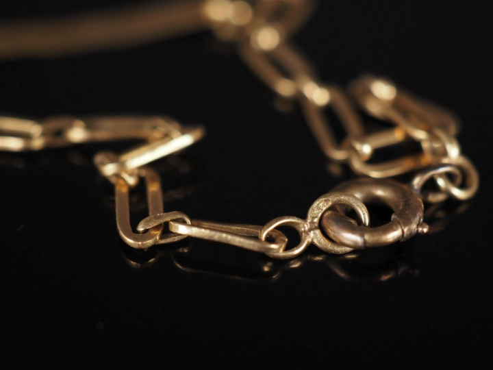 Bracelet souple de naissance en or jaune 750. Gravé "Marguerite". Long