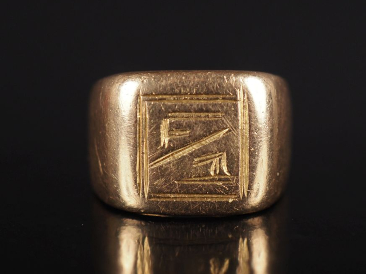 Bague de forme chevalière en or jaune 750, à décor de monogramme.  TDD