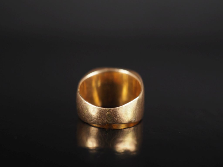 Bague de forme chevalière en or jaune 750, à décor de monogramme.  TDD