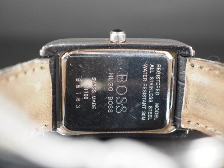 HUGO BOSS Montre bracelet d'homme, boitier en métal.  Cadran rectangul