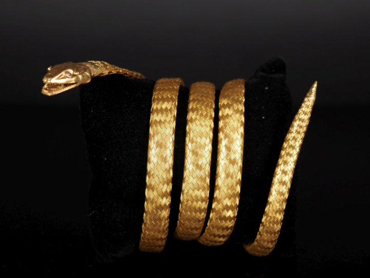 Important et ravissant bracelet "serpent" en or jaune 750 tressé.  Les