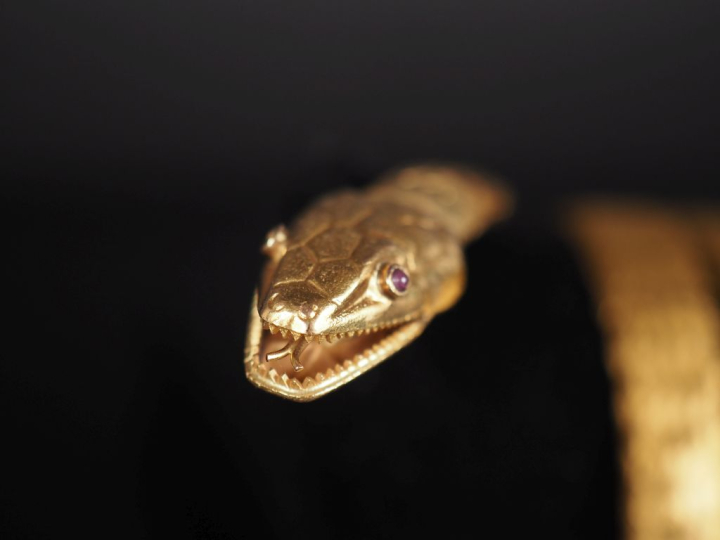 Important et ravissant bracelet "serpent" en or jaune 750 tressé.  Les