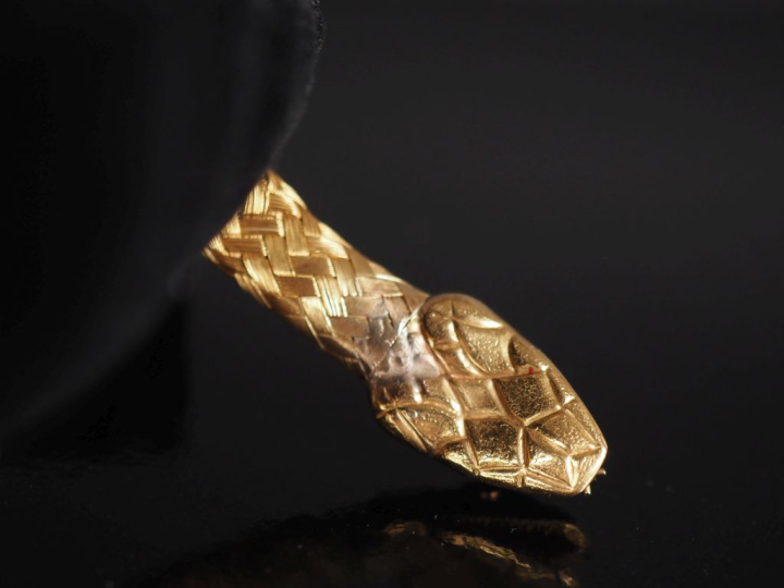 Important et ravissant bracelet "serpent" en or jaune 750 tressé.  Les