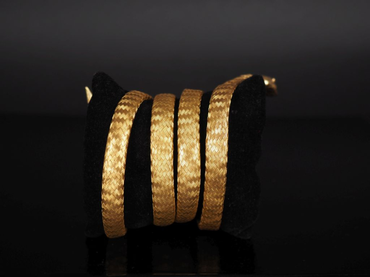 Important et ravissant bracelet "serpent" en or jaune 750 tressé.  Les