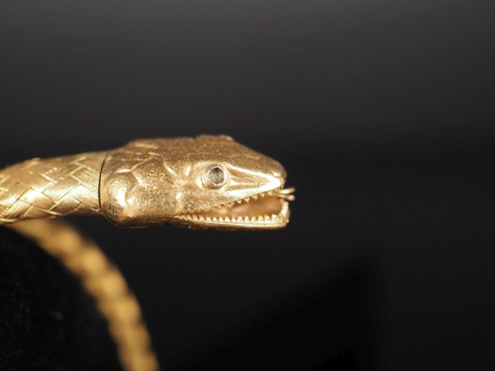 Important et ravissant bracelet "serpent" en or jaune 750 tressé.  Les