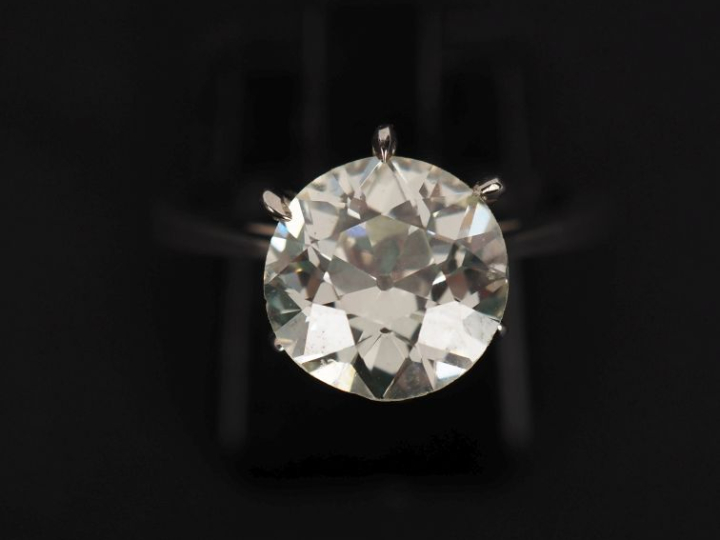 Bague de forme solitaire en or blanc 750, sertie en son centre d'un di