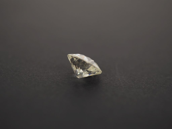 Bague de forme solitaire en or blanc 750, sertie en son centre d'un di