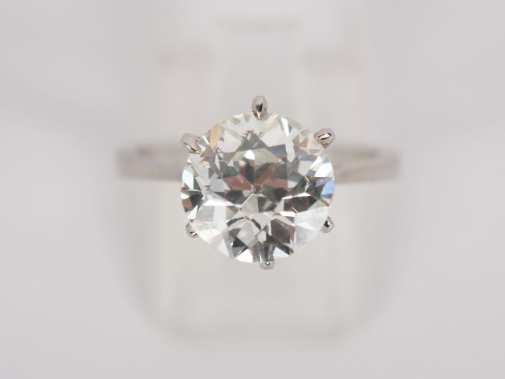 Bague de forme solitaire en or blanc 750, sertie en son centre d'un di