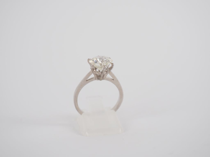 Bague de forme solitaire en or blanc 750, sertie en son centre d'un di