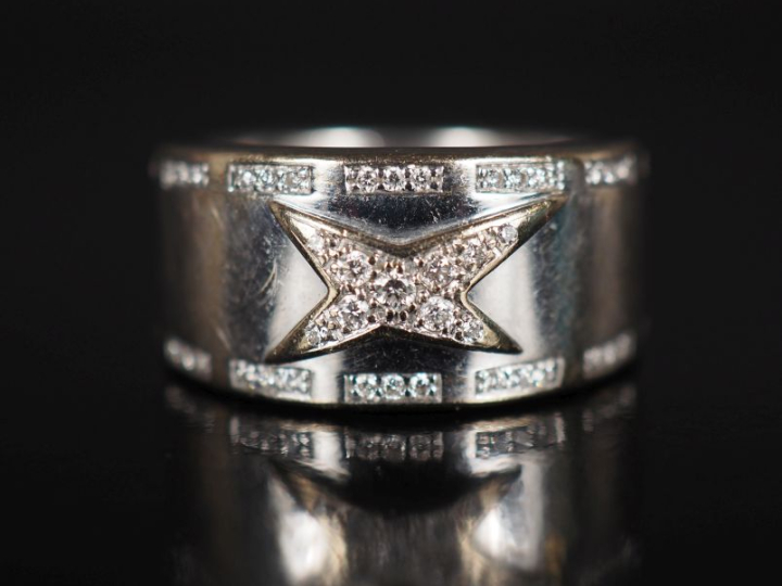 MAUBOUSSIN, Etoile divine Bague jonc en or blanc 750 et diamants, à dé