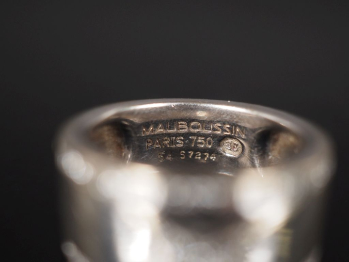 MAUBOUSSIN, Etoile divine Bague jonc en or blanc 750 et diamants, à dé