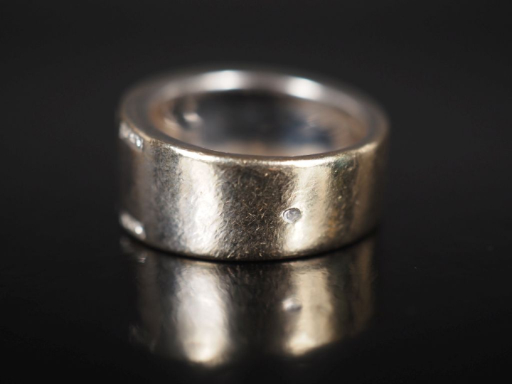 MAUBOUSSIN, Etoile divine Bague jonc en or blanc 750 et diamants, à dé