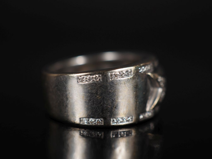 MAUBOUSSIN, Etoile divine Bague jonc en or blanc 750 et diamants, à dé