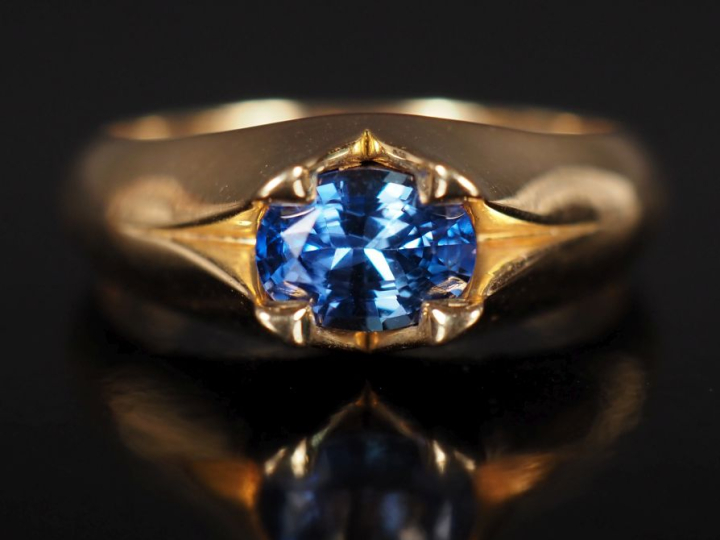 Bague jonc en or jaune 750, sertie en son centre d'un saphir pesant en