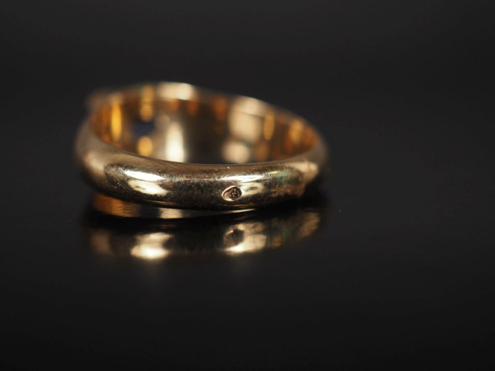 Bague jonc en or jaune 750, sertie en son centre d'un saphir pesant en