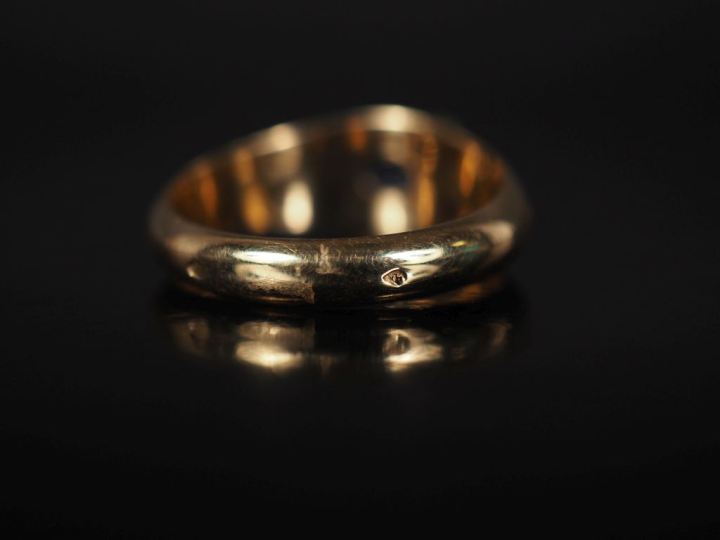 Bague jonc en or jaune 750, sertie en son centre d'un saphir pesant en